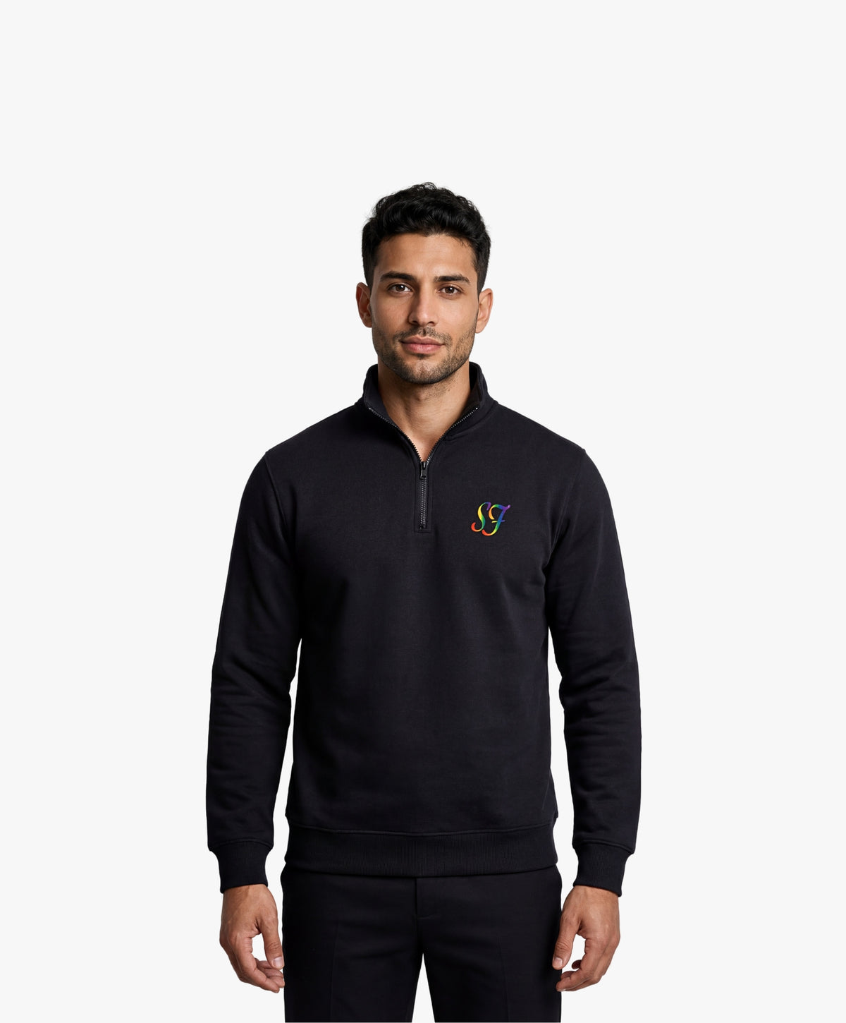 Vue de face d’un homme portant un sweatshirt à col zippé 1/4 noir Salut Fred de la collection Pride avec monogramme SF arc-en-ciel brodé sur la poitrine