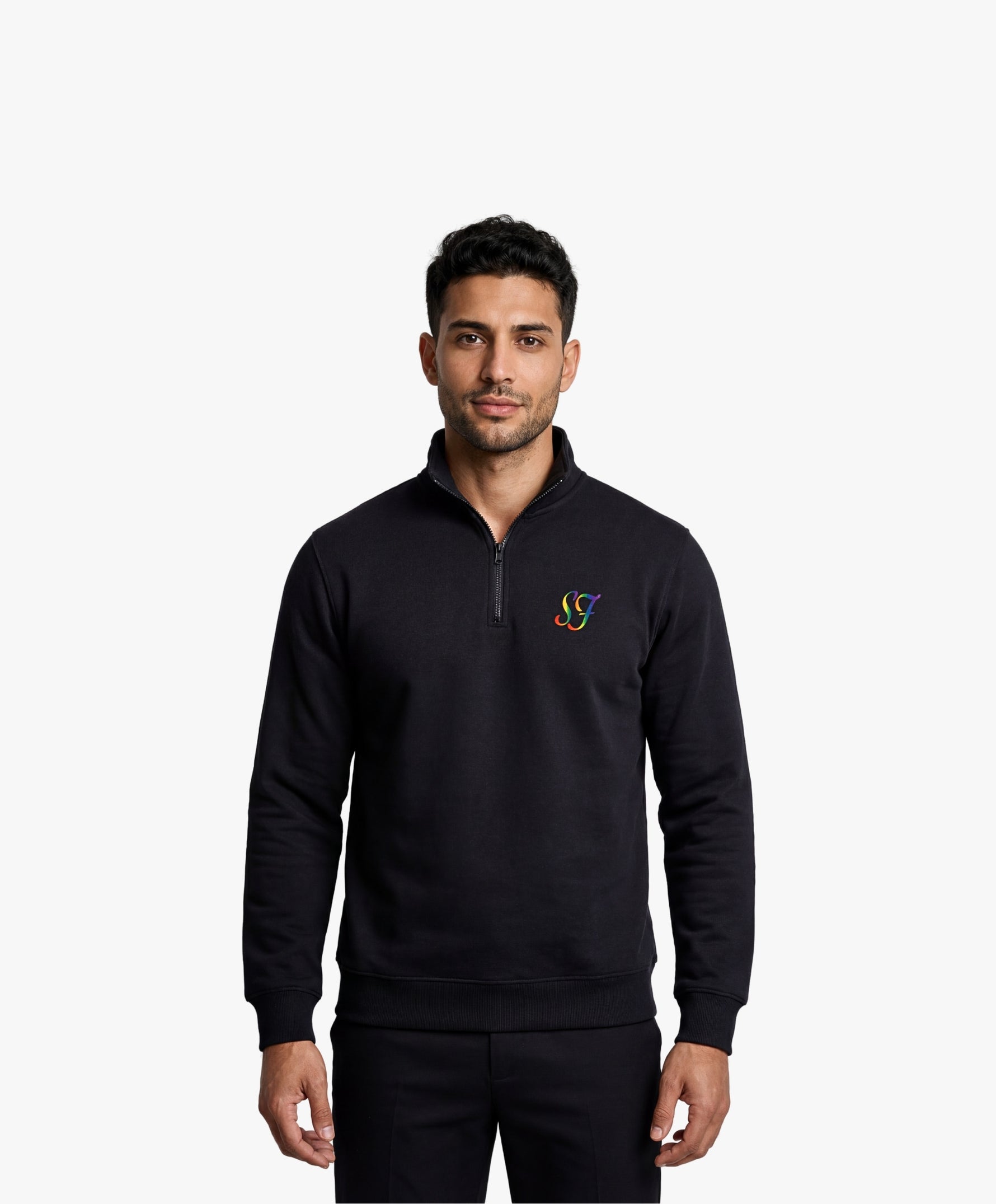 Vue de face d’un homme portant un sweatshirt à col zippé 1/4 noir Salut Fred de la collection Pride avec monogramme SF arc-en-ciel brodé sur la poitrine