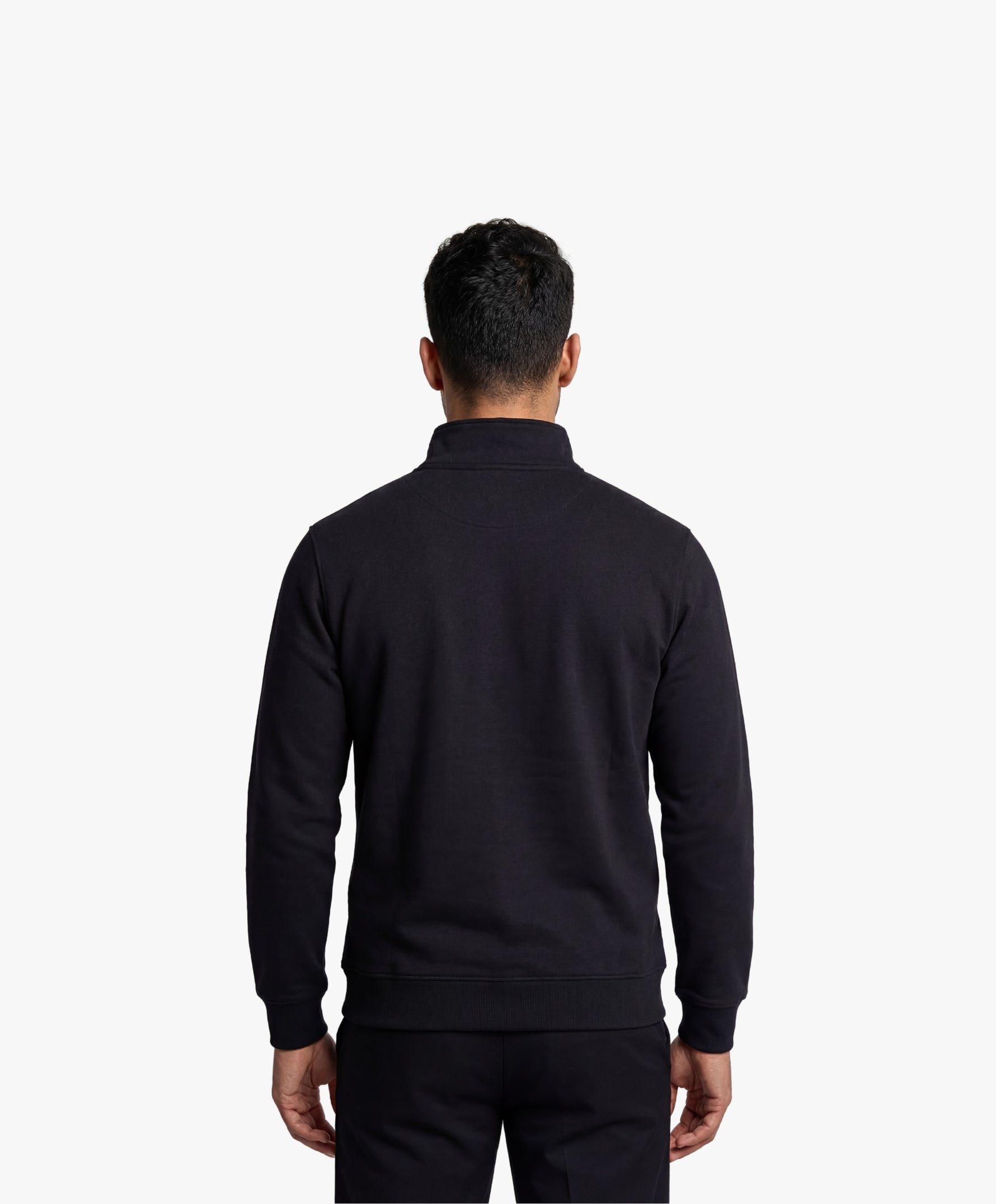 Vue de dos d’un homme portant un sweatshirt à col zippé 1/4 noir Salut Fred de la collection Pride