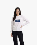 Vue de face d’une femme portant un sweatshirt blanc Salut Fred avec motif Quai Branly de la collection Rues de France