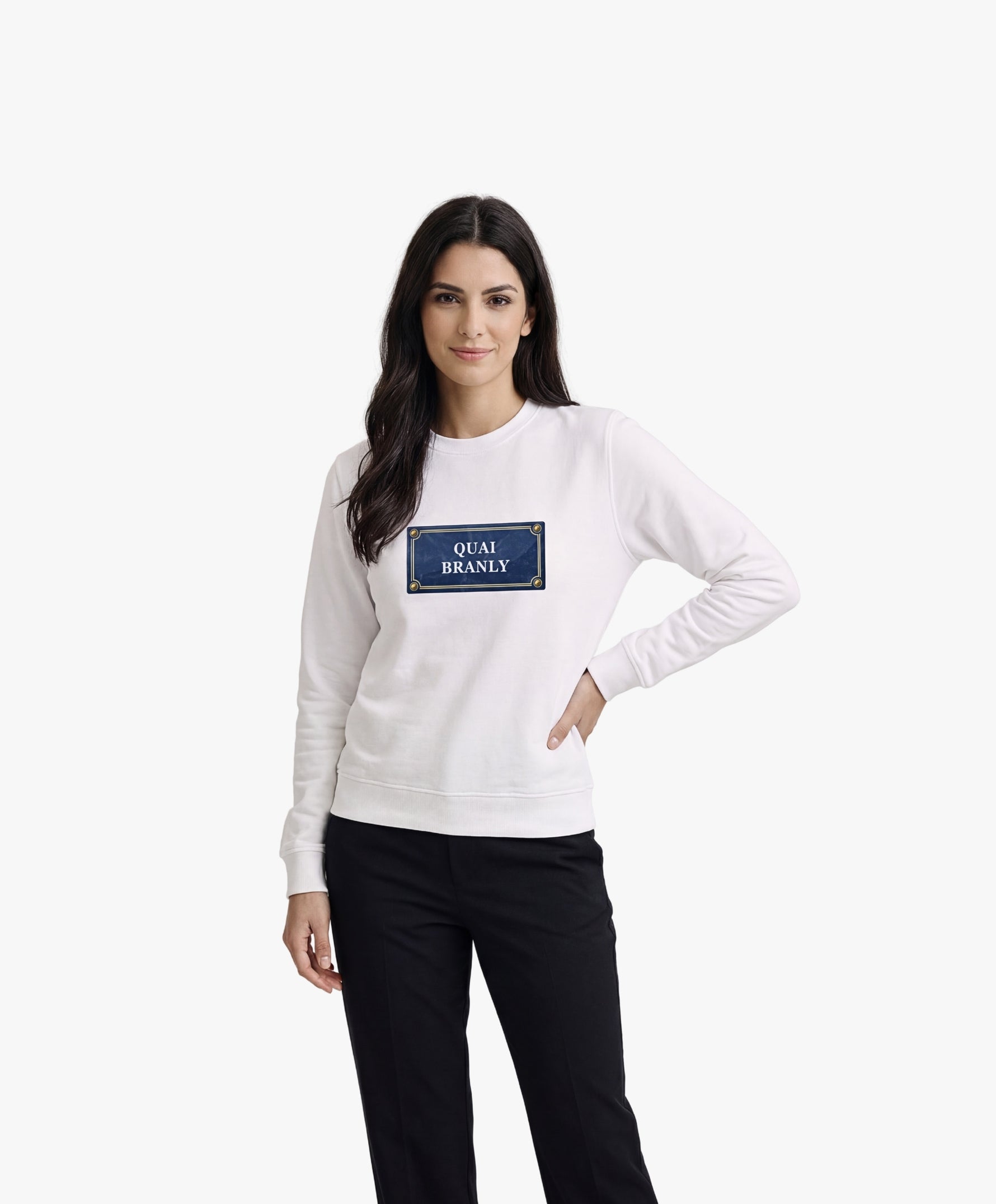 Vue de face d’une femme portant un sweatshirt blanc Salut Fred avec motif Quai Branly de la collection Rues de France