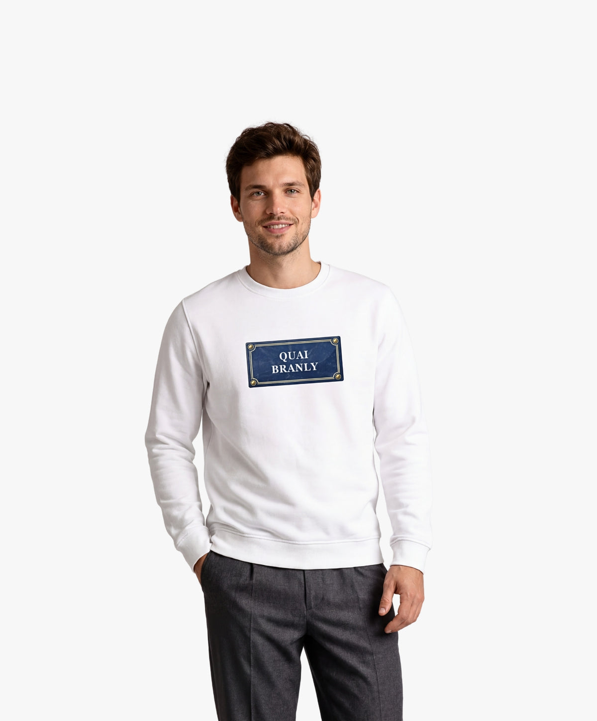 Vue de face d’un homme portant un sweatshirt blanc Salut Fred avec motif Quai Branly de la collection Rues de France