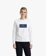 Vue de face d’une femme portant un sweatshirt blanc Salut Fred avec motif Rue de la Paix de la collection Rues de France