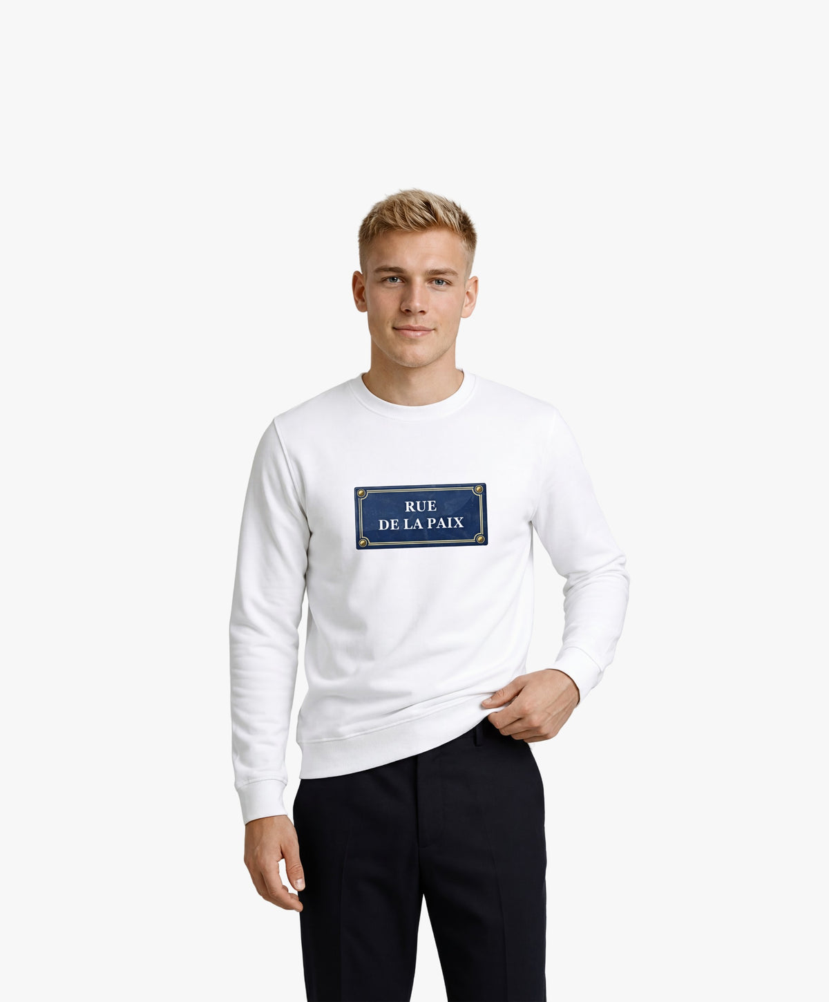 Vue de face d’un homme portant un sweatshirt blanc Salut Fred avec motif Rue de la Paix de la collection Rues de France