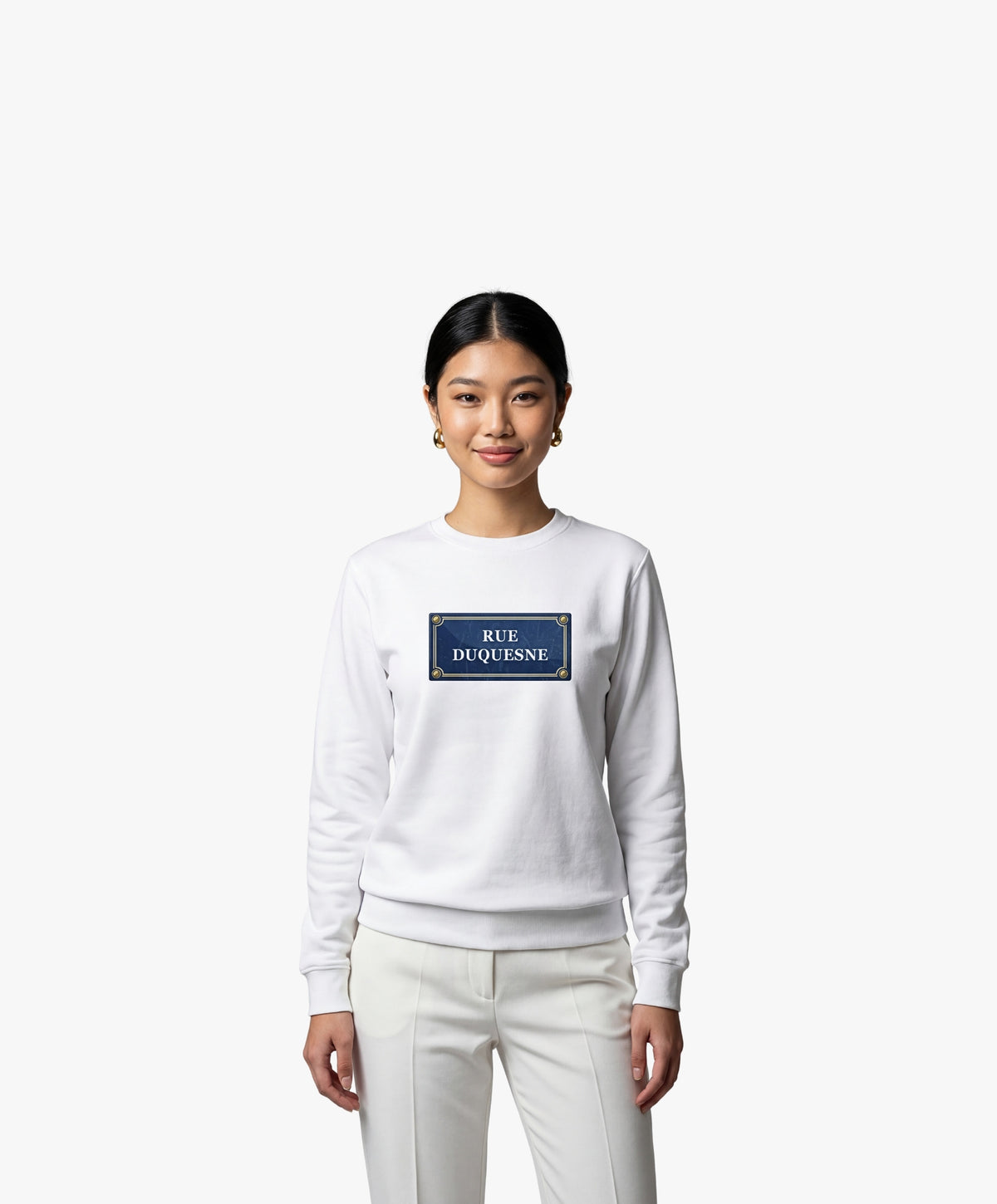 Vue de face d’une femme portant un sweatshirt blanc Salut Fred avec motif Rue Duquesne de la collection Rues de France