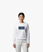 Vue de face d’une femme portant un sweatshirt blanc Salut Fred avec motif Rue Duquesne de la collection Rues de France