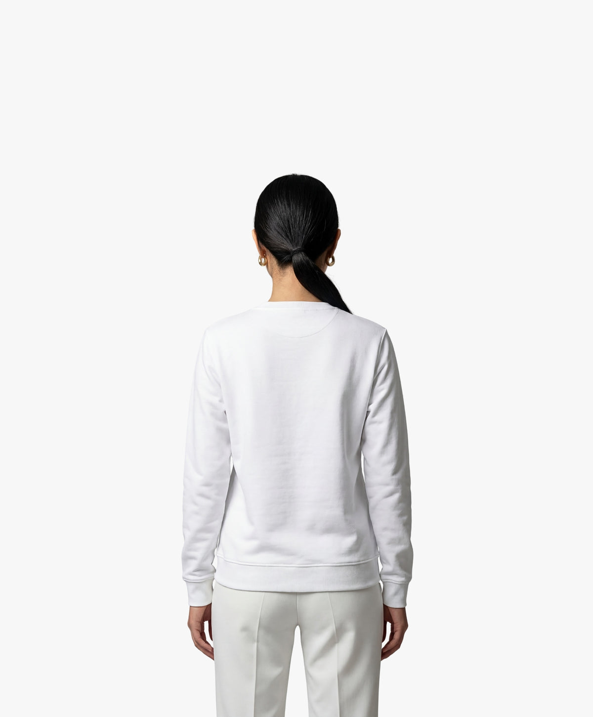 Vue de dos d’une femme portant un sweatshirt blanc Salut Fred de la collection Rues de France