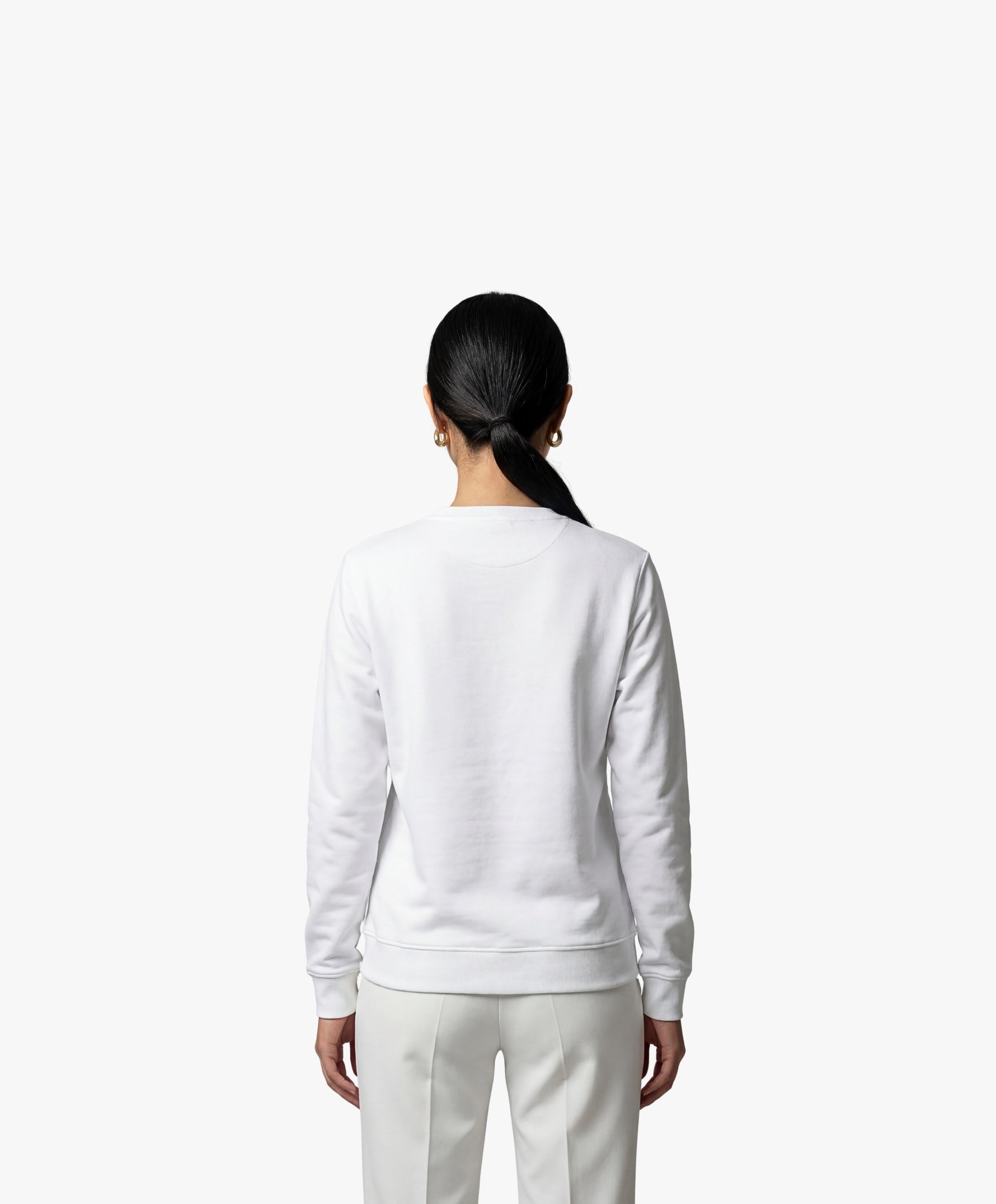 Vue de dos d’une femme portant un sweatshirt blanc Salut Fred de la collection Rues de France
