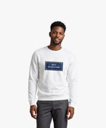 Vue de face d’un homme portant un sweatshirt blanc Salut Fred avec motif Rue Duquesne de la collection Rues de France