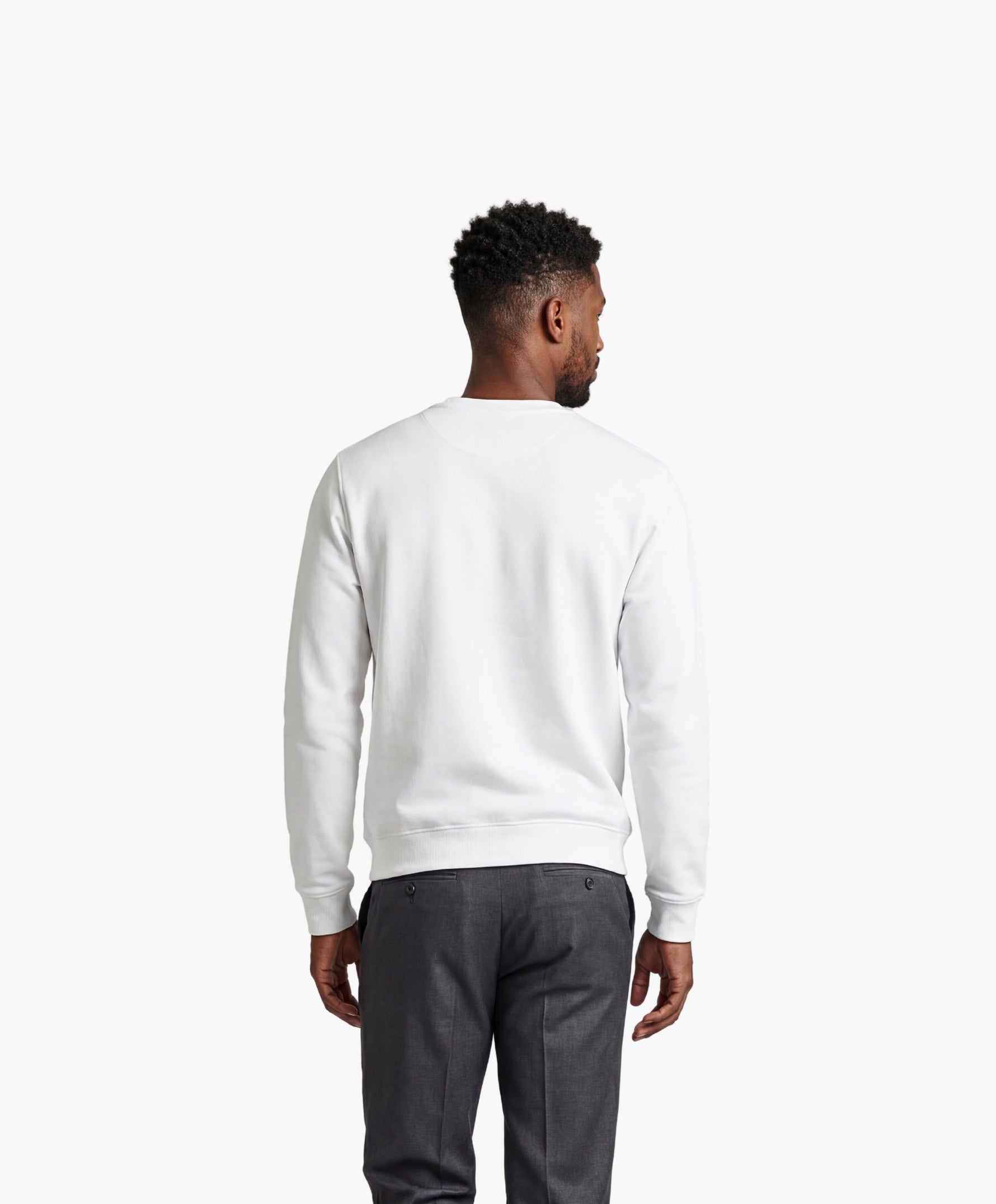 Vue de dos d’un homme portant un sweatshirt blanc Salut Fred de la collection Rues de France