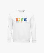 Vue de face du sweatshirt blanc Salut Fred de la collection « This is not woke. You are just a dick. » avec slogan multicolore imprimé au centre de la poitrine