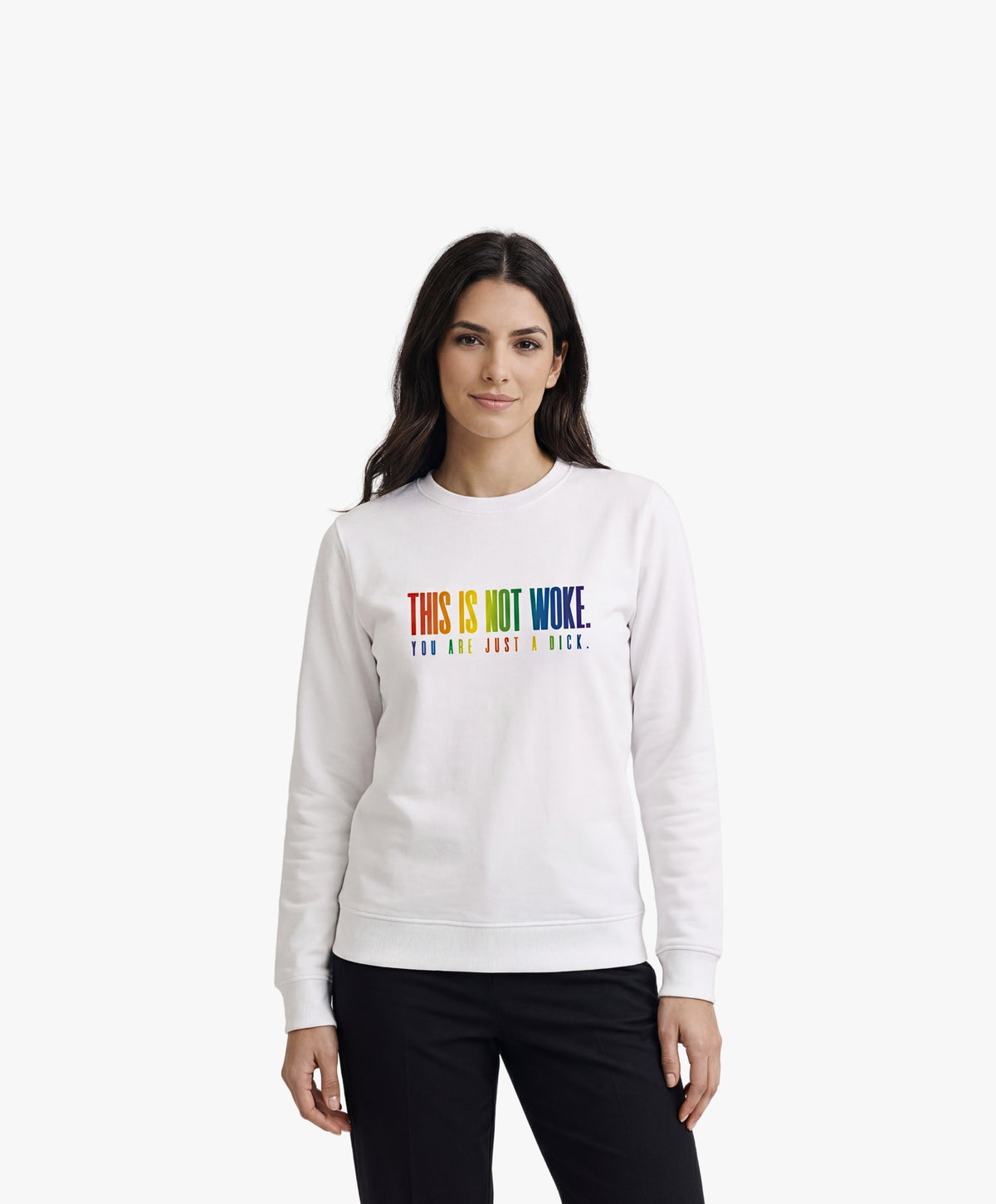 Vue de face d’une femme portant un sweatshirt blanc Salut Fred de la collection « This is not woke. You are just a dick. » avec slogan multicolore imprimé au centre de la poitrine