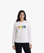 Vue de face d’une femme portant un sweatshirt blanc Salut Fred de la collection « This is not woke. You are just a dick. » avec slogan multicolore imprimé au centre de la poitrine