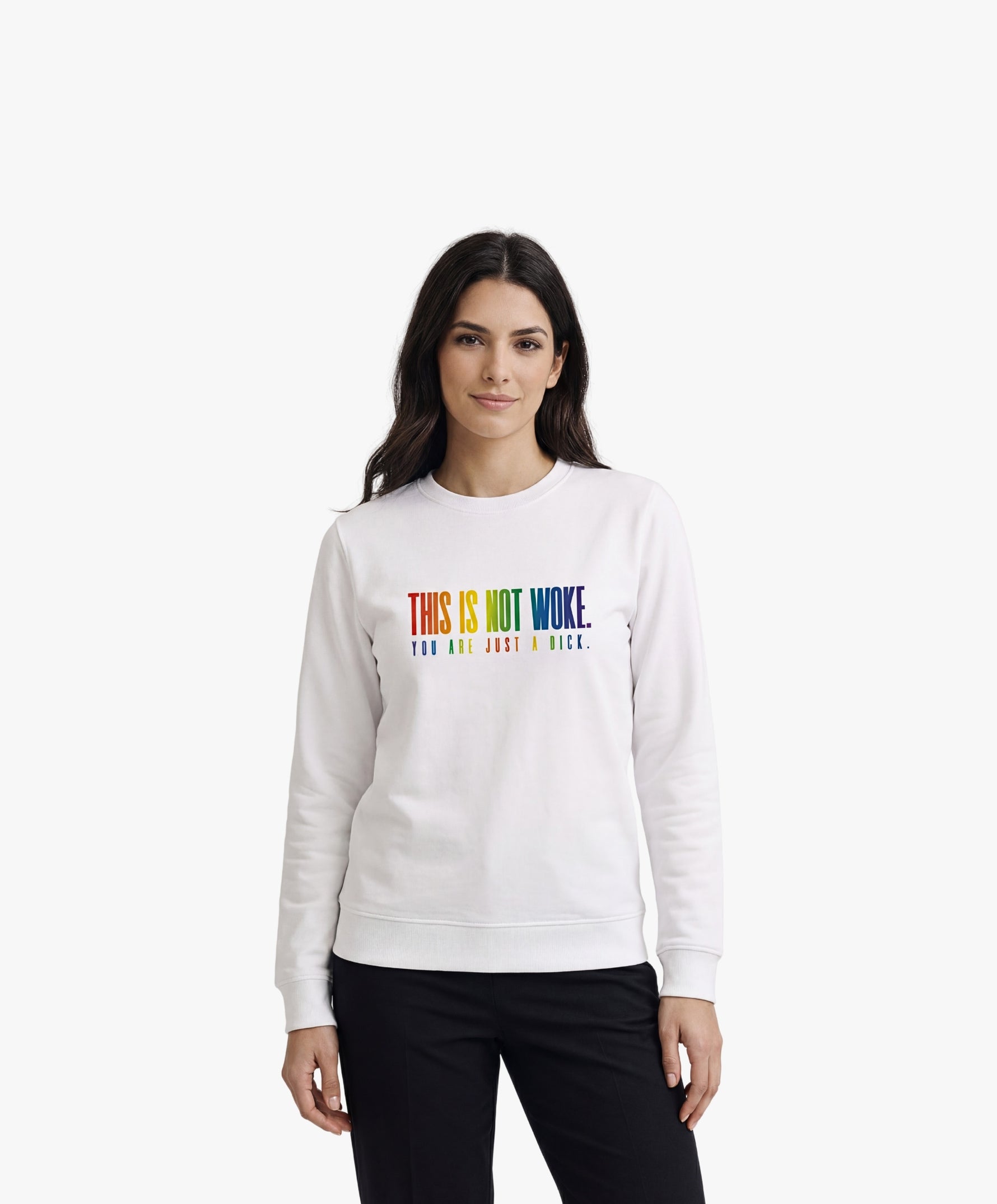 Vue de face d’une femme portant un sweatshirt blanc Salut Fred de la collection « This is not woke. You are just a dick. » avec slogan multicolore imprimé au centre de la poitrine