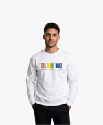 Vue de face d’un homme portant un sweatshirt blanc Salut Fred de la collection « This is not woke. You are just a dick. » avec slogan multicolore imprimé au centre de la poitrine