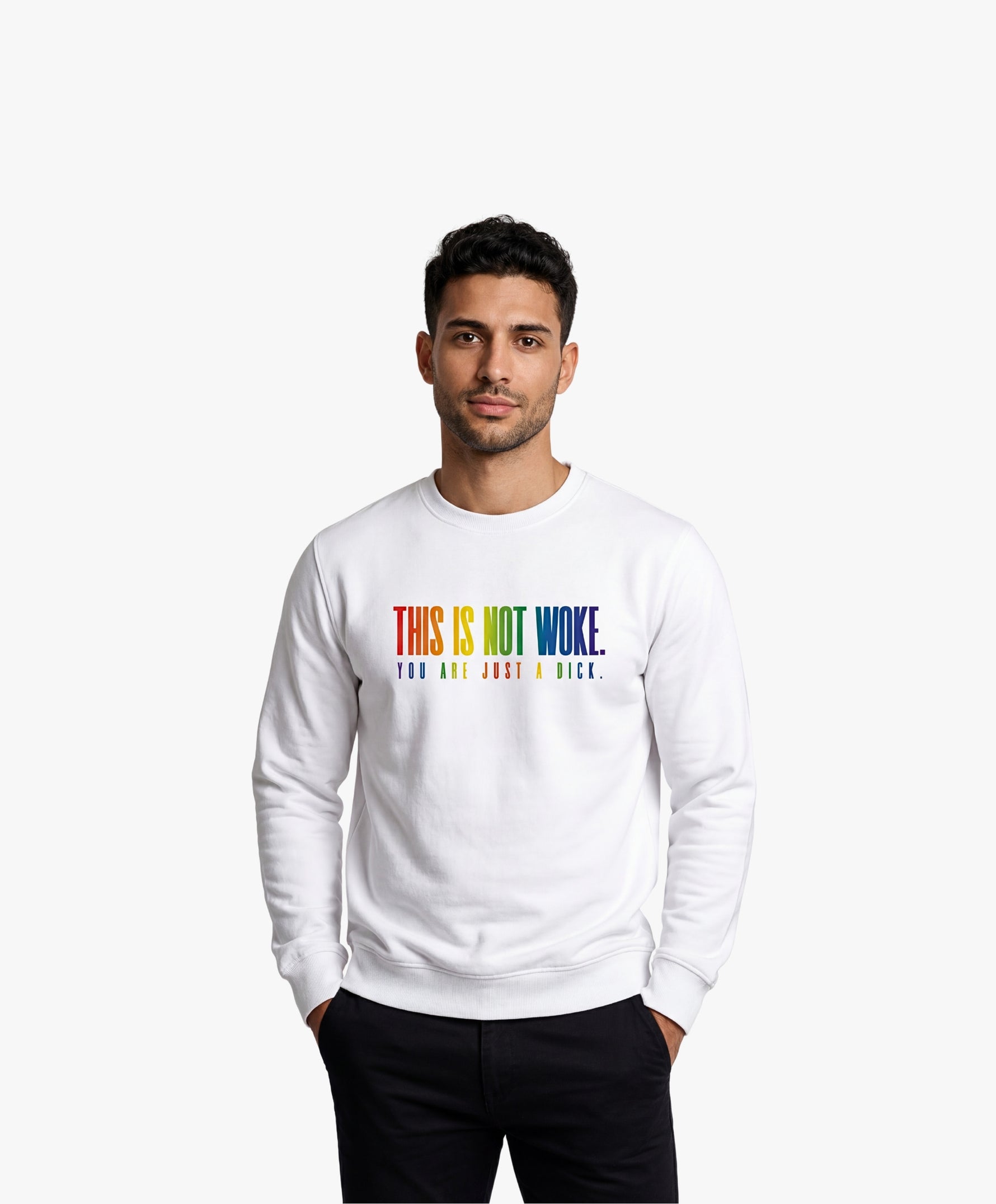 Vue de face d’un homme portant un sweatshirt blanc Salut Fred de la collection « This is not woke. You are just a dick. » avec slogan multicolore imprimé au centre de la poitrine