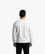 Vue de dos d’un homme portant un sweatshirt blanc Salut Fred de la collection « This is not woke. You are just a dick. »