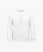 Vue de face du sweatshirt blanc Salut Fred avec slogan imprimé « Tu baises dans mon estime. » centré verticalement sur la poitrine