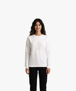 Vue de face d’une femme portant un sweatshirt blanc Salut Fred avec slogan imprimé « Tu baises dans mon estime. »