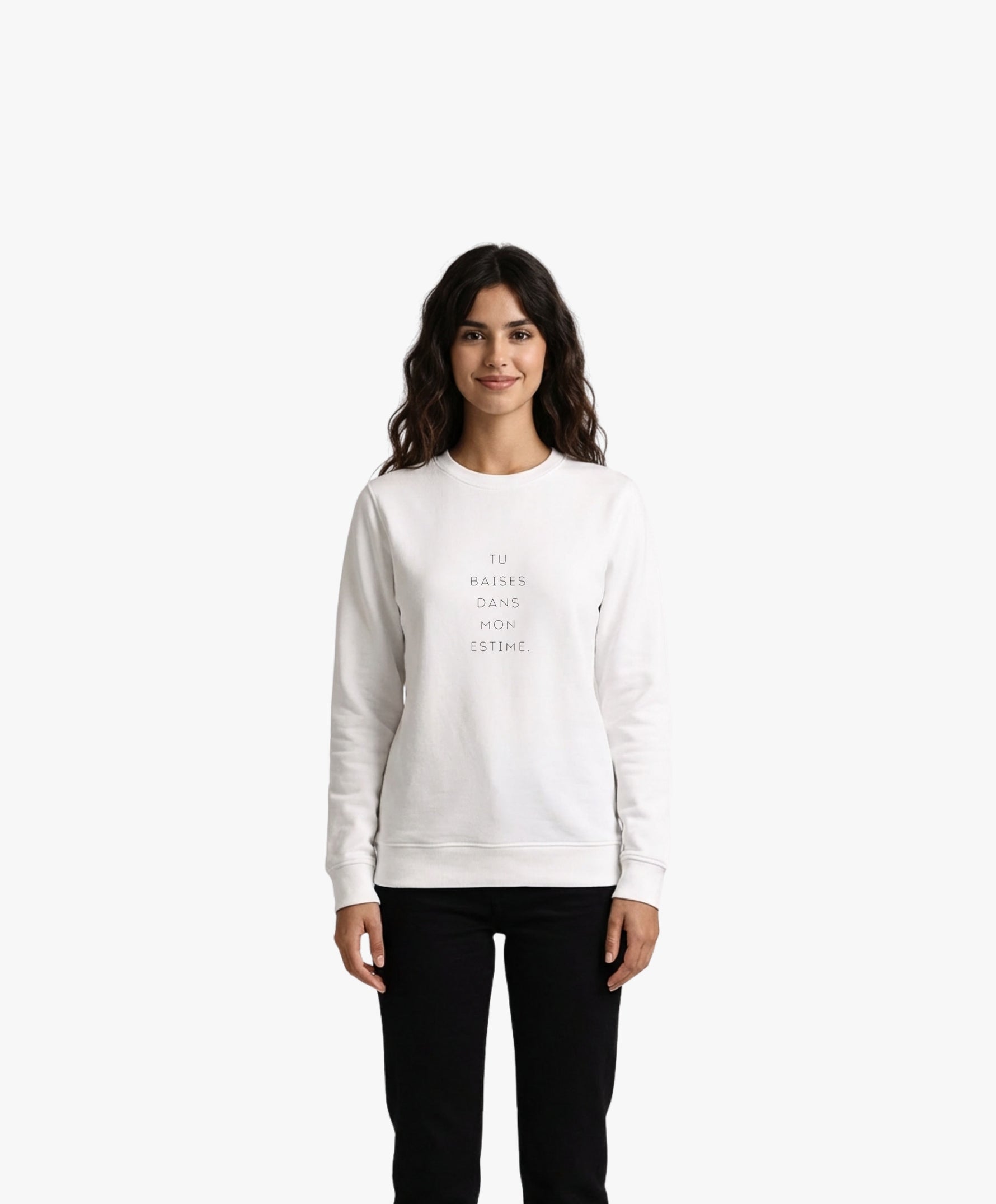 Vue de face d’une femme portant un sweatshirt blanc Salut Fred avec slogan imprimé « Tu baises dans mon estime. »