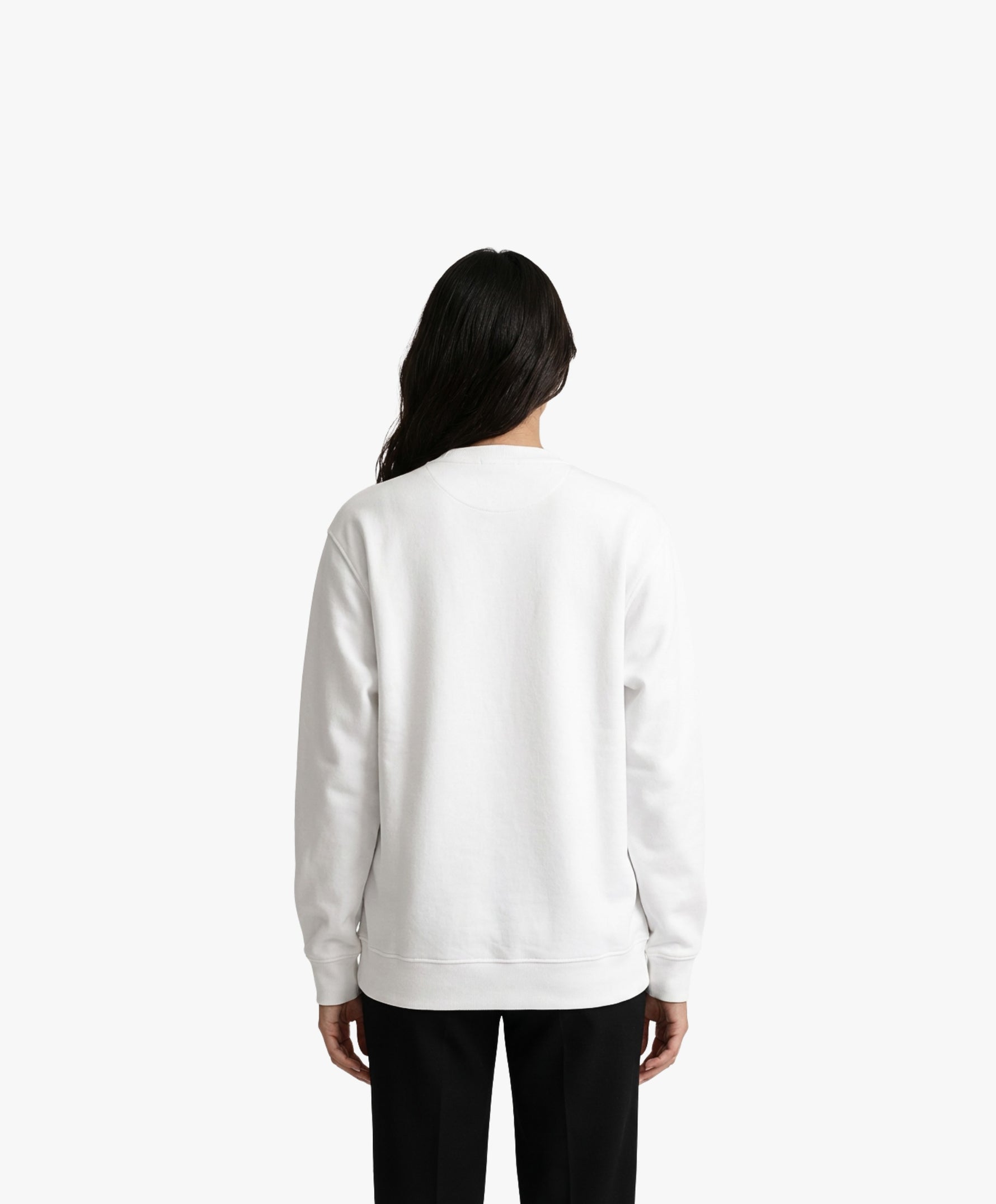 Vue de dos d’une femme portant un sweatshirt blanc Salut Fred