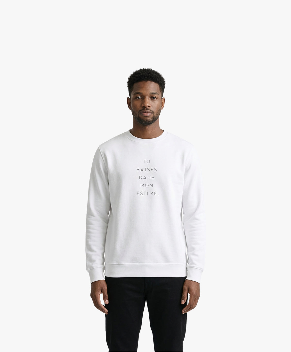 Vue de face d’un homme portant un sweatshirt blanc Salut Fred avec slogan imprimé « Tu baises dans mon estime. »