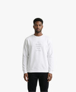 Vue de face d’un homme portant un sweatshirt blanc Salut Fred avec slogan imprimé « Tu baises dans mon estime. »
