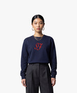 Vue de face d’une femme portant le sweatshirt bleu marine SF Monogramme Salut Fred avec monogramme SF imprimé au centre de la poitrine