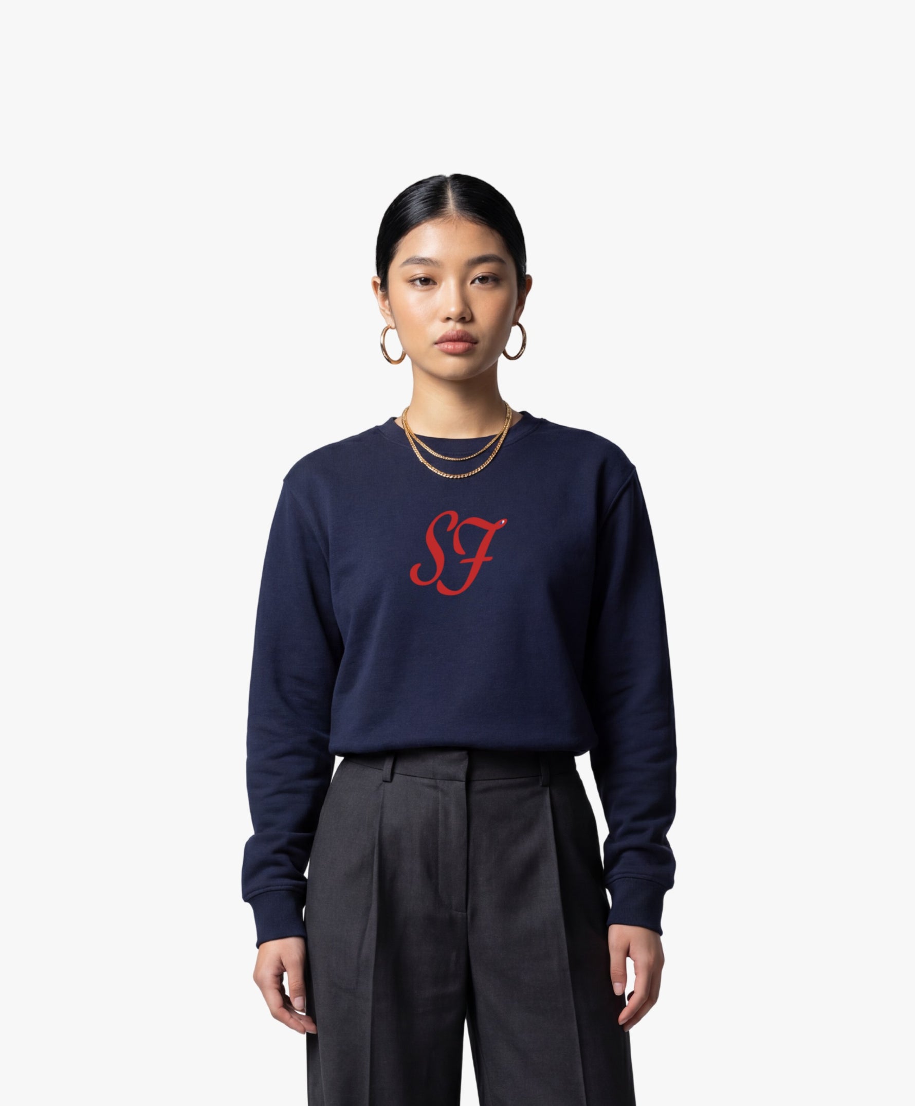 Vue de face d’une femme portant le sweatshirt bleu marine SF Monogramme Salut Fred avec monogramme SF imprimé au centre de la poitrine