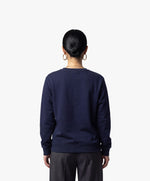Vue de dos d’une femme portant le sweatshirt bleu marine SF Monogramme Salut Fred