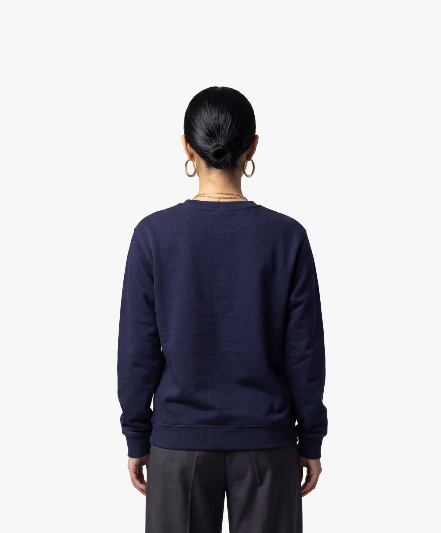 Vue de dos d’une femme portant le sweatshirt bleu marine SF Monogramme Salut Fred