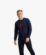 Vue de face d’un homme portant le sweatshirt bleu marine SF Monogramme Salut Fred avec monogramme SF imprimé au centre de la poitrine