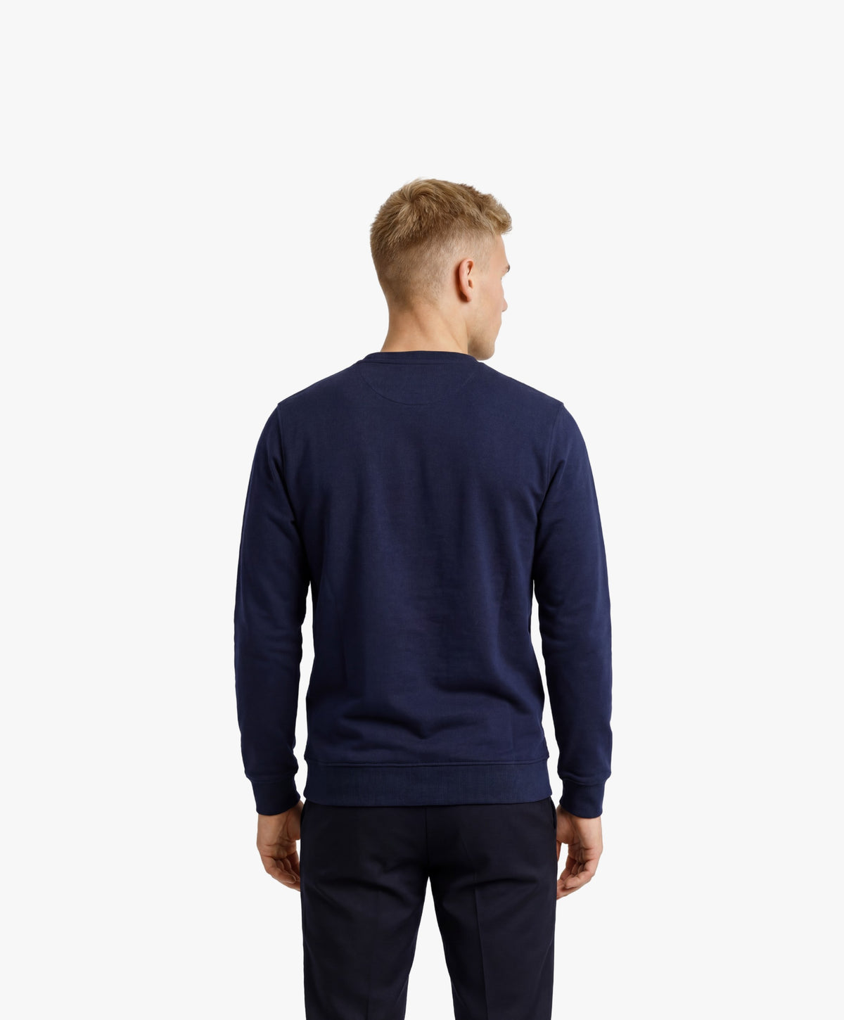 Vue de dos d’un homme portant le sweatshirt bleu marine SF Monogramme Salut Fred