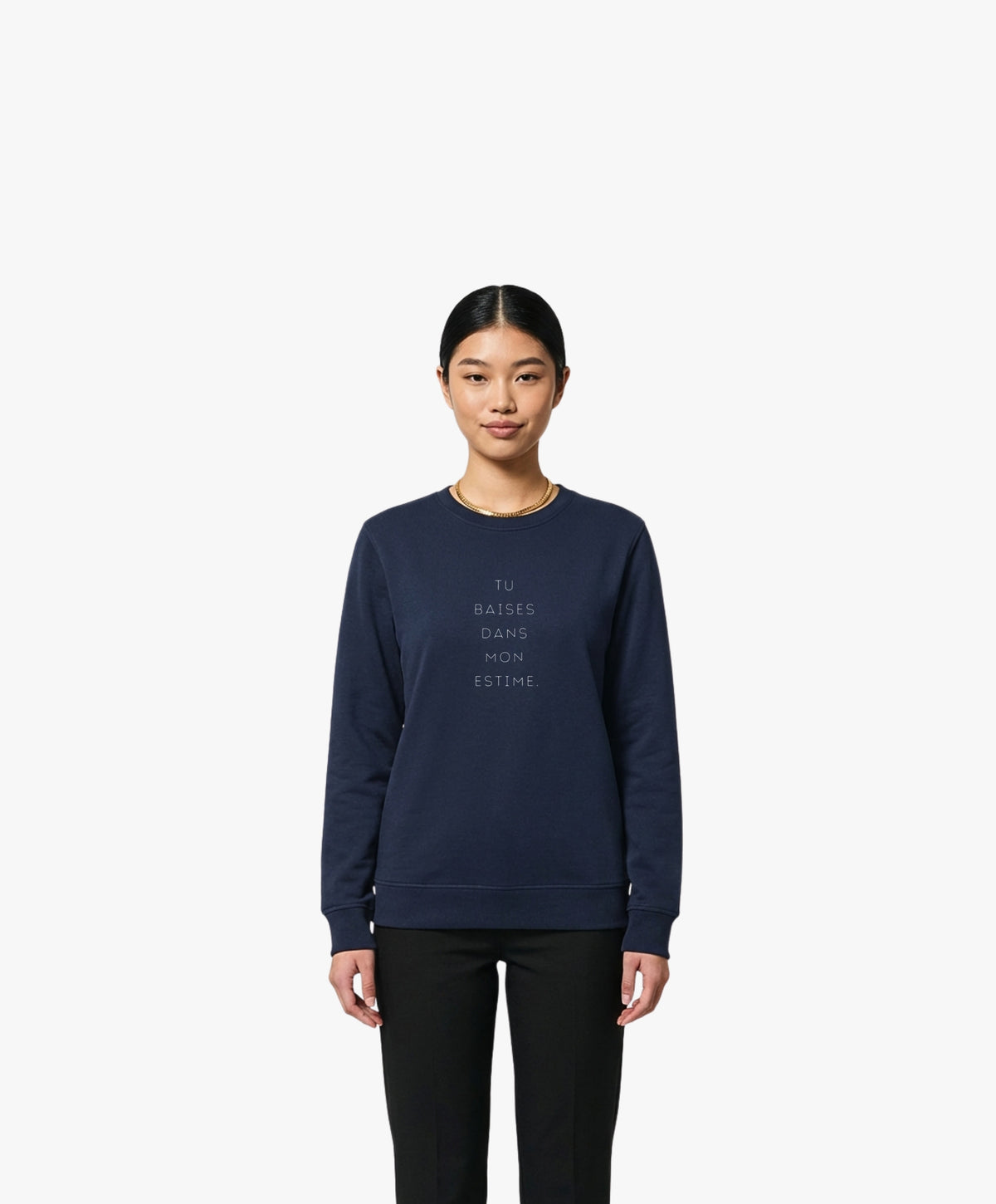 Vue de face d’une femme portant un sweatshirt bleu marine Salut Fred avec slogan imprimé « Tu baises dans mon estime. »