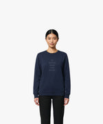 Vue de face d’une femme portant un sweatshirt bleu marine Salut Fred avec slogan imprimé « Tu baises dans mon estime. »