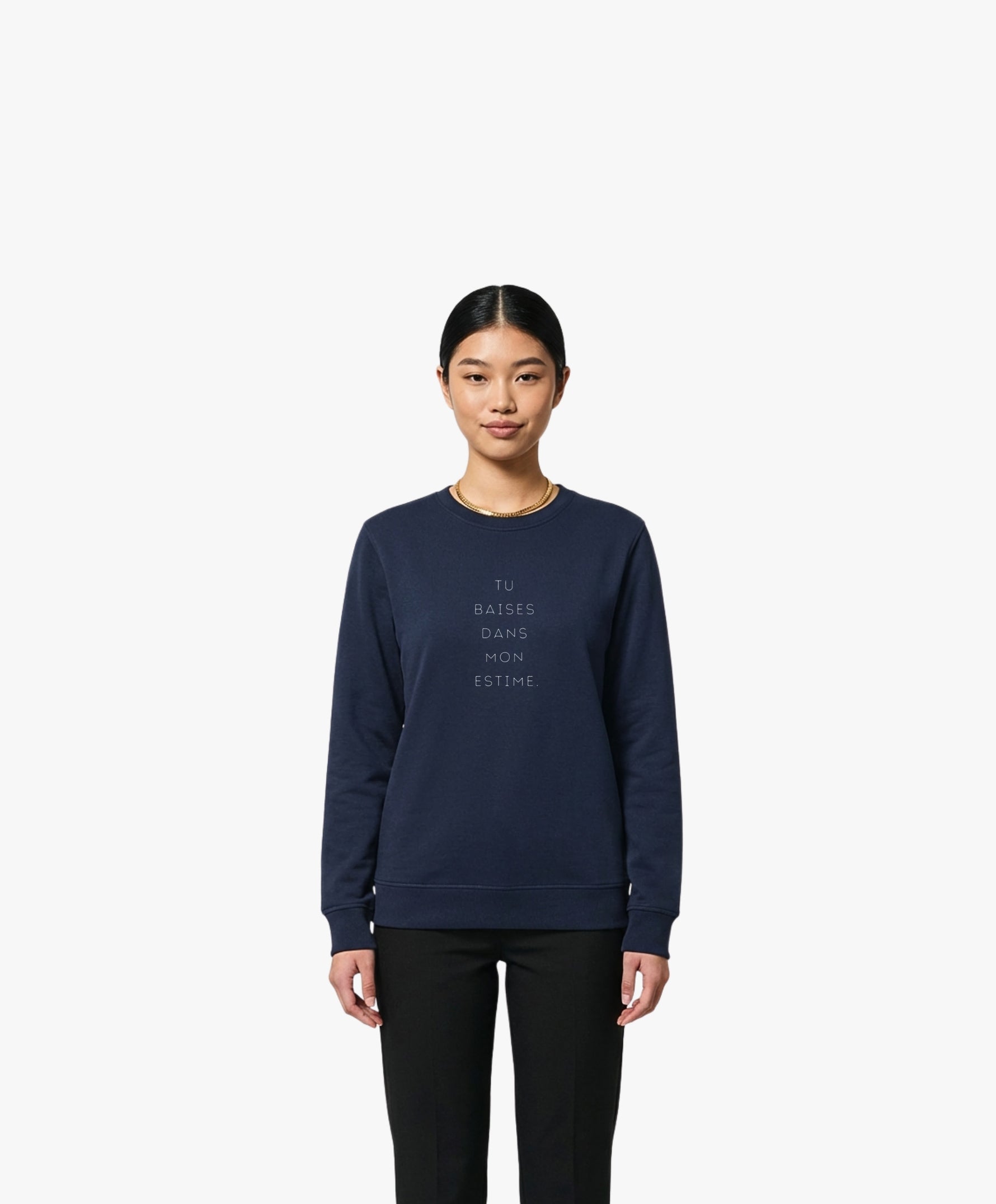Vue de face d’une femme portant un sweatshirt bleu marine Salut Fred avec slogan imprimé « Tu baises dans mon estime. »