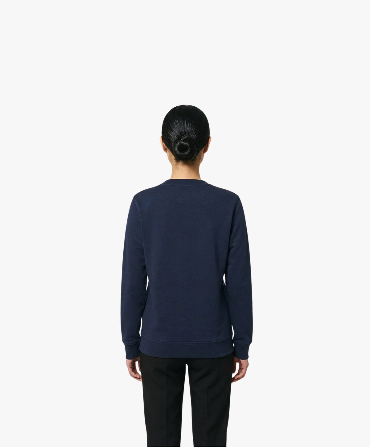 Vue de dos d’une femme portant un sweatshirt bleu marine Salut Fred
