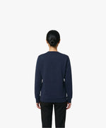 Vue de dos d’une femme portant un sweatshirt bleu marine Salut Fred