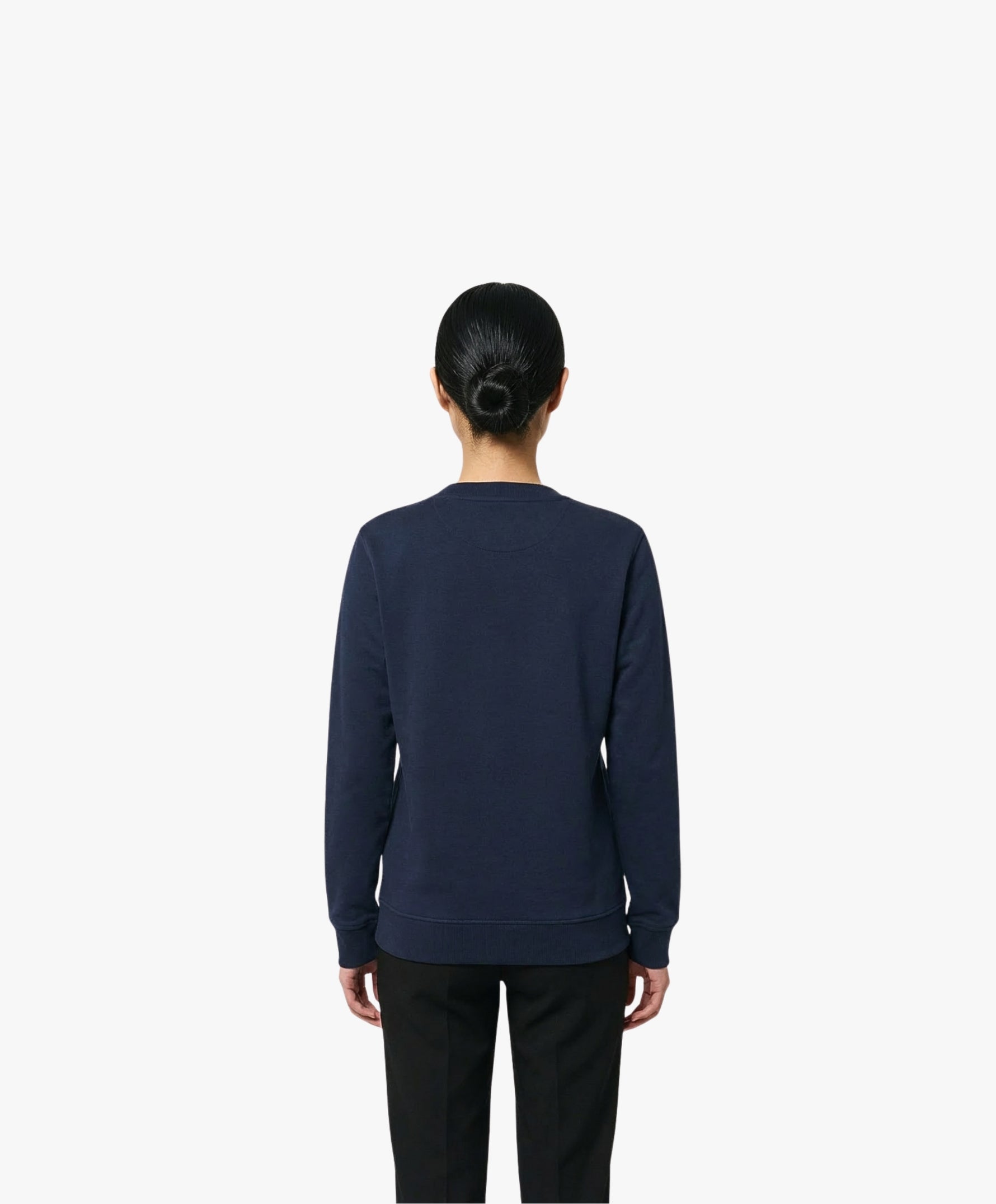 Vue de dos d’une femme portant un sweatshirt bleu marine Salut Fred