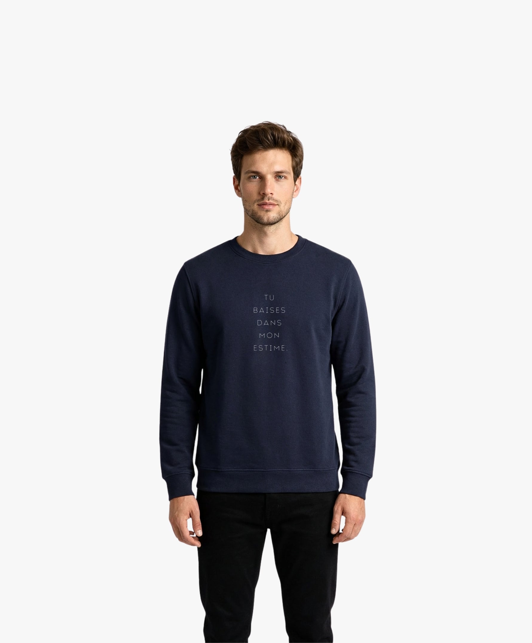 Vue de face d’un homme portant un sweatshirt bleu marine Salut Fred avec slogan imprimé « Tu baises dans mon estime. »