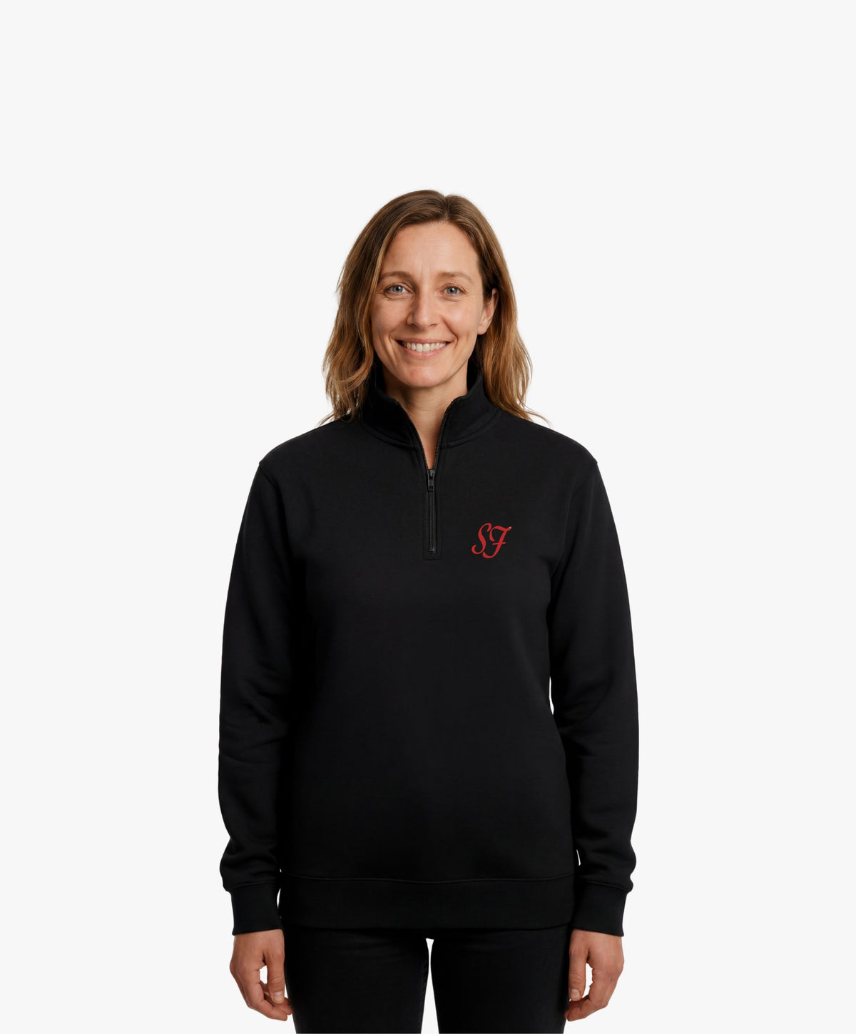 Vue de face d’une femme portant le sweatshirt à col zippé 1/4 noir SF Monogramme Salut Fred avec monogramme SF imprimé sur la poitrine