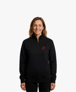 Vue de face d’une femme portant le sweatshirt à col zippé 1/4 noir SF Monogramme Salut Fred avec monogramme SF imprimé sur la poitrine