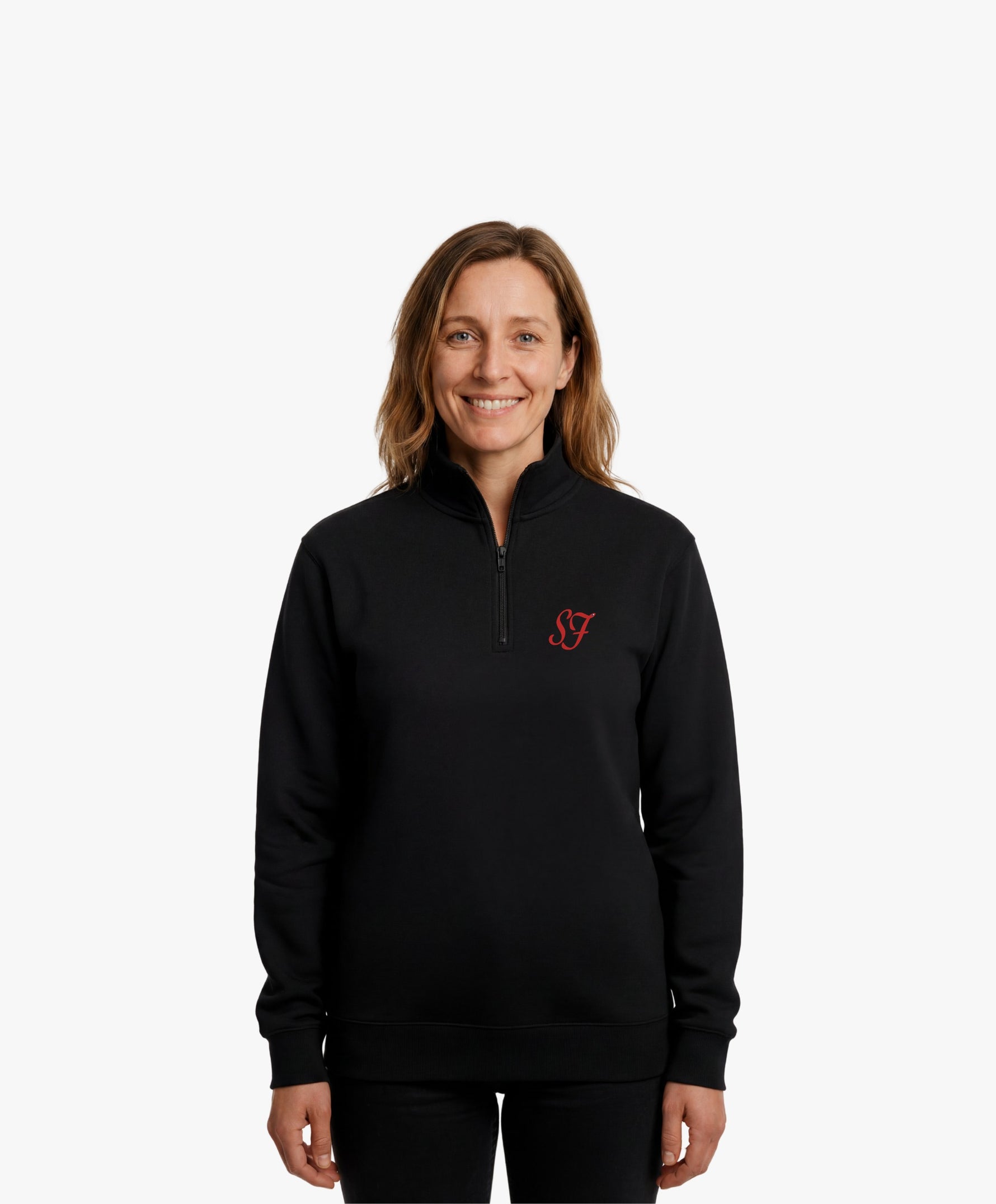 Vue de face d’une femme portant le sweatshirt à col zippé 1/4 noir SF Monogramme Salut Fred avec monogramme SF imprimé sur la poitrine