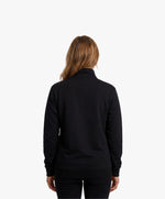 Vue de dos d’une femme portant le sweatshirt à col zippé 1/4 noir SF Monogramme Salut Fred