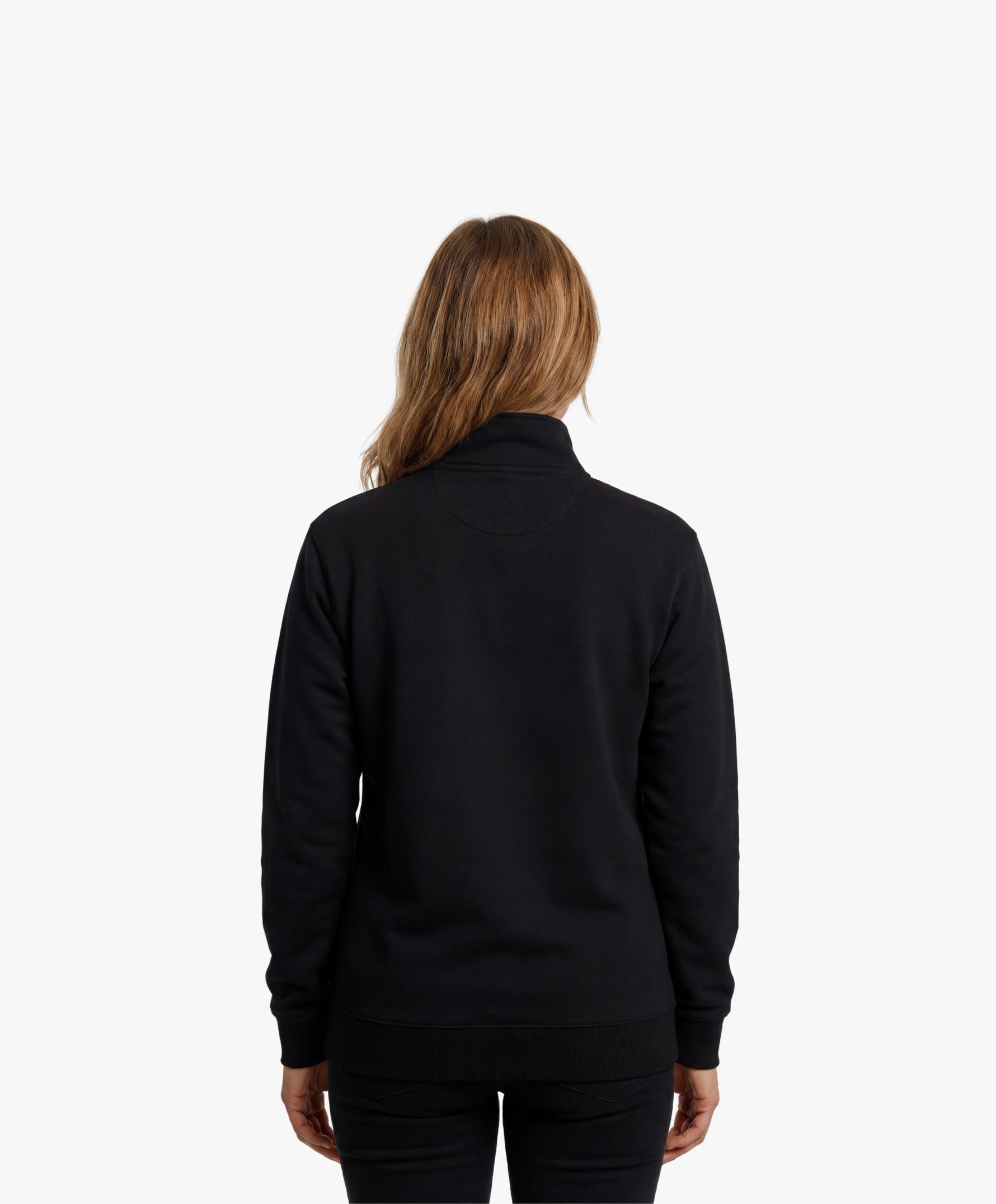 Vue de dos d’une femme portant le sweatshirt à col zippé 1/4 noir SF Monogramme Salut Fred