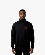 Vue de face d’un homme portant le sweatshirt à col zippé 1/4 noir SF Monogramme Salut Fred avec monogramme SF imprimé sur la poitrine