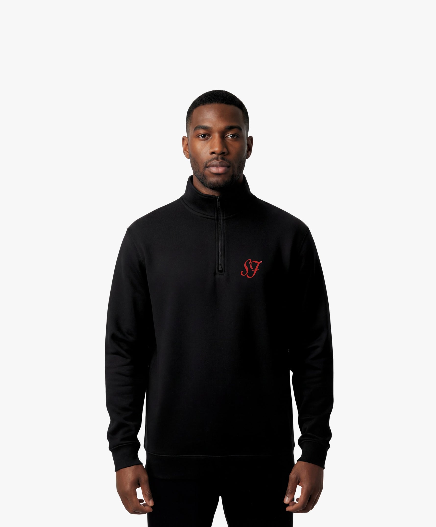 Vue de face d’un homme portant le sweatshirt à col zippé 1/4 noir SF Monogramme Salut Fred avec monogramme SF imprimé sur la poitrine