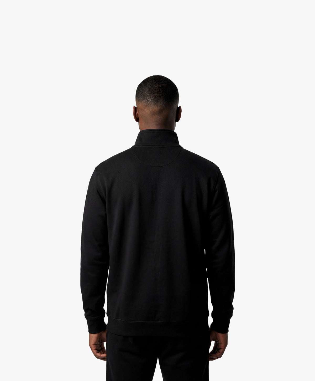 Vue de dos d’un homme portant le sweatshirt à col zippé 1/4 noir SF Monogramme Salut Fred