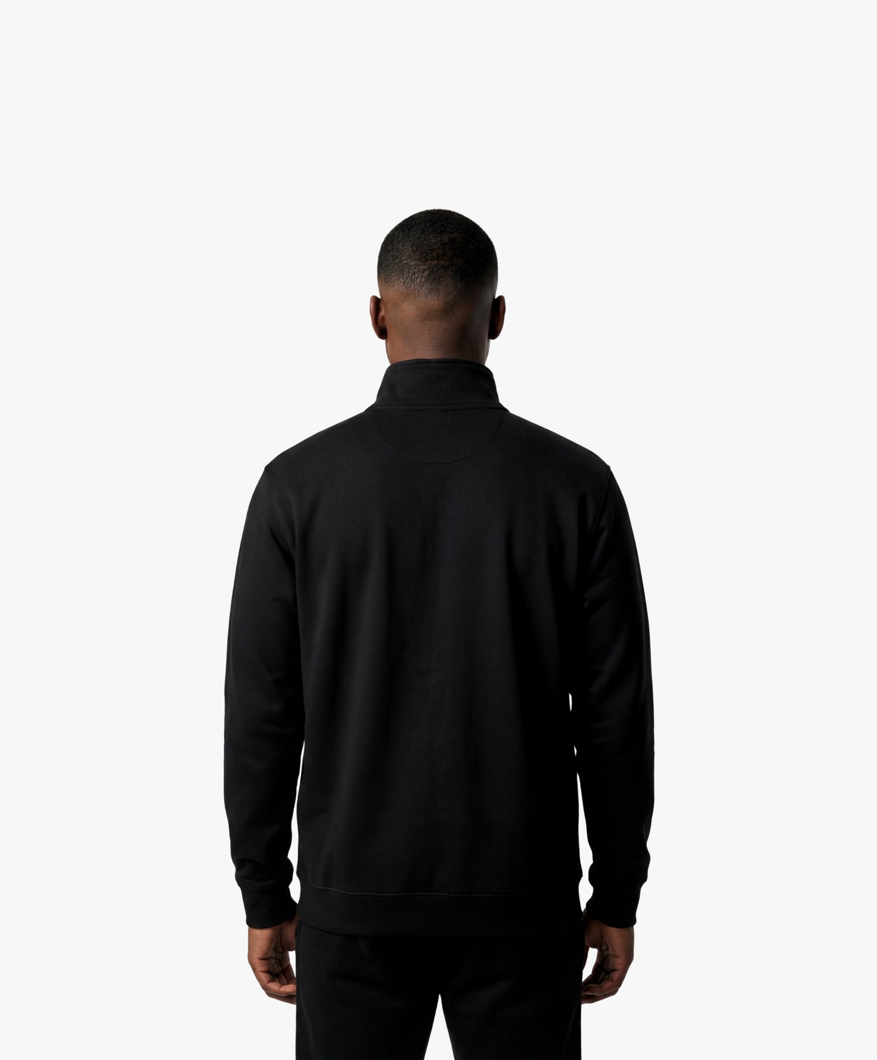 Vue de dos d’un homme portant le sweatshirt à col zippé 1/4 noir SF Monogramme Salut Fred