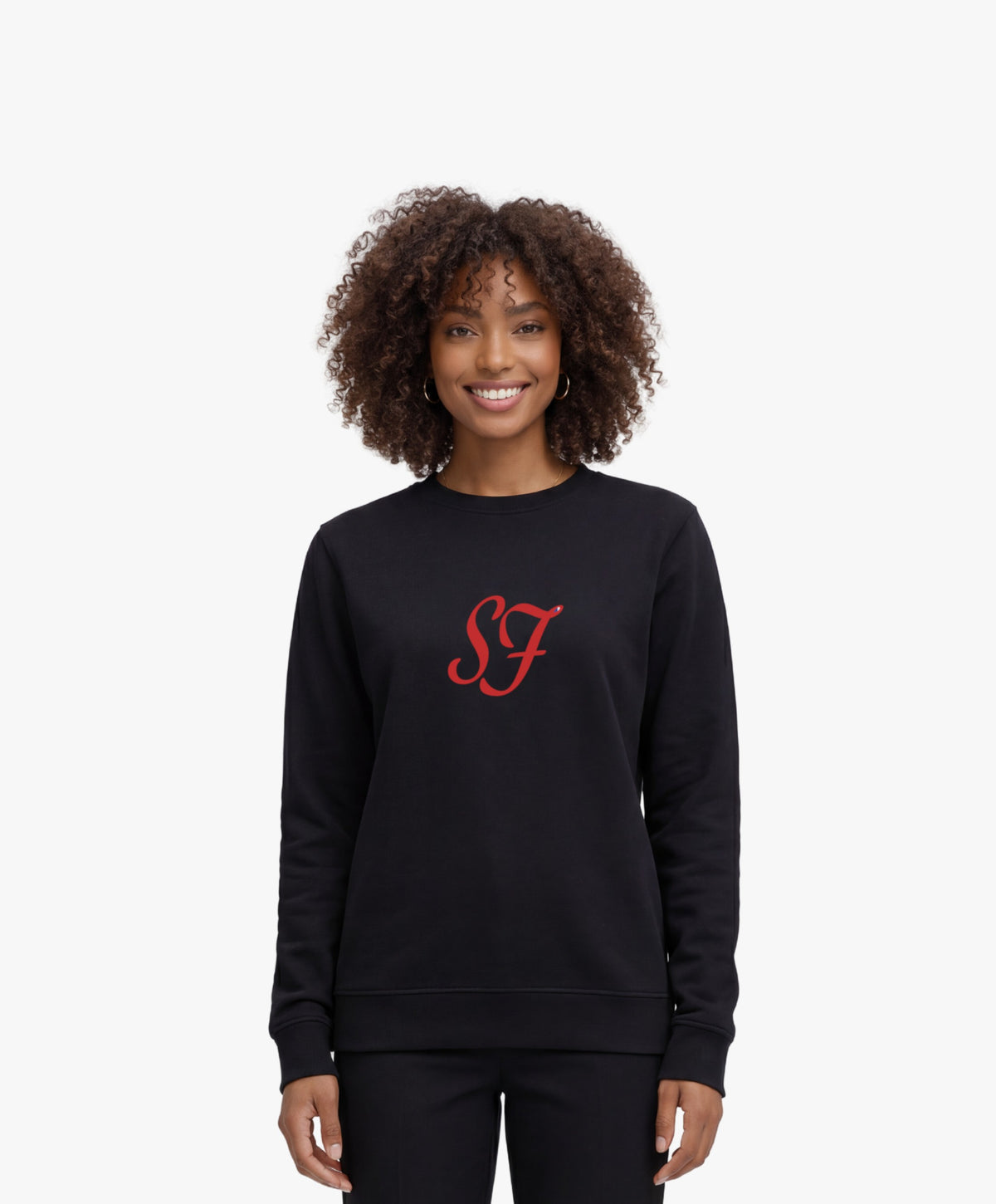 Vue de face d’une femme portant le sweatshirt noir SF Monogramme Salut Fred avec monogramme SF imprimé au centre de la poitrine